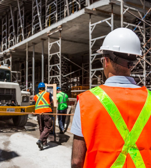 Ouvrier de dos regardant chantier acsor